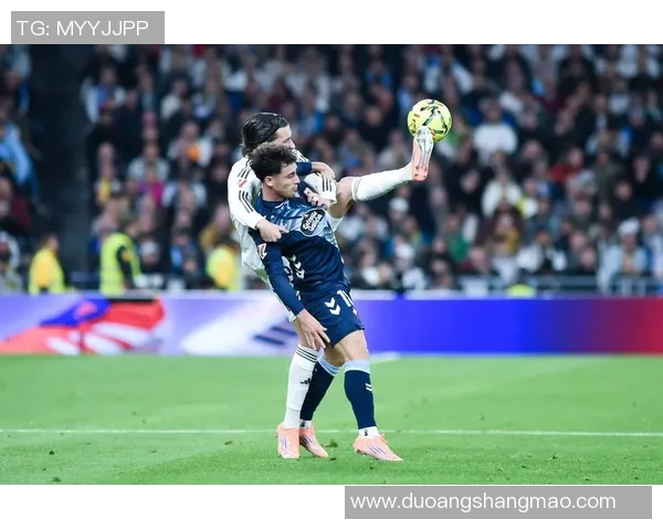 皇马与主帅激烈对抗冲突不断 球队未来成疑引发媒体热议 皇马与主帅激烈对抗冲突不断 球队未来成疑引发媒体热议